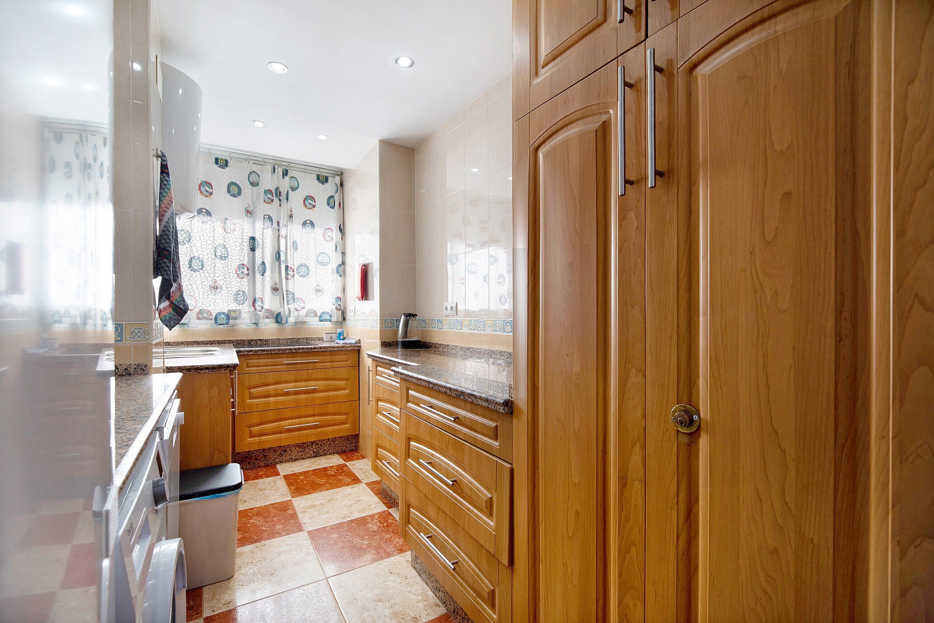 Kühlschrank, Mikrowelle, Herdplatte, Geschirrspüler