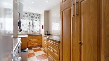 Kühlschrank, Mikrowelle, Herdplatte, Geschirrspüler