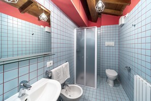 Apartment, 2 Bedrooms | Bathroom | Shower, hair dryer, bidet, towels - Appartamenti Ca' Mure (Bardolino)