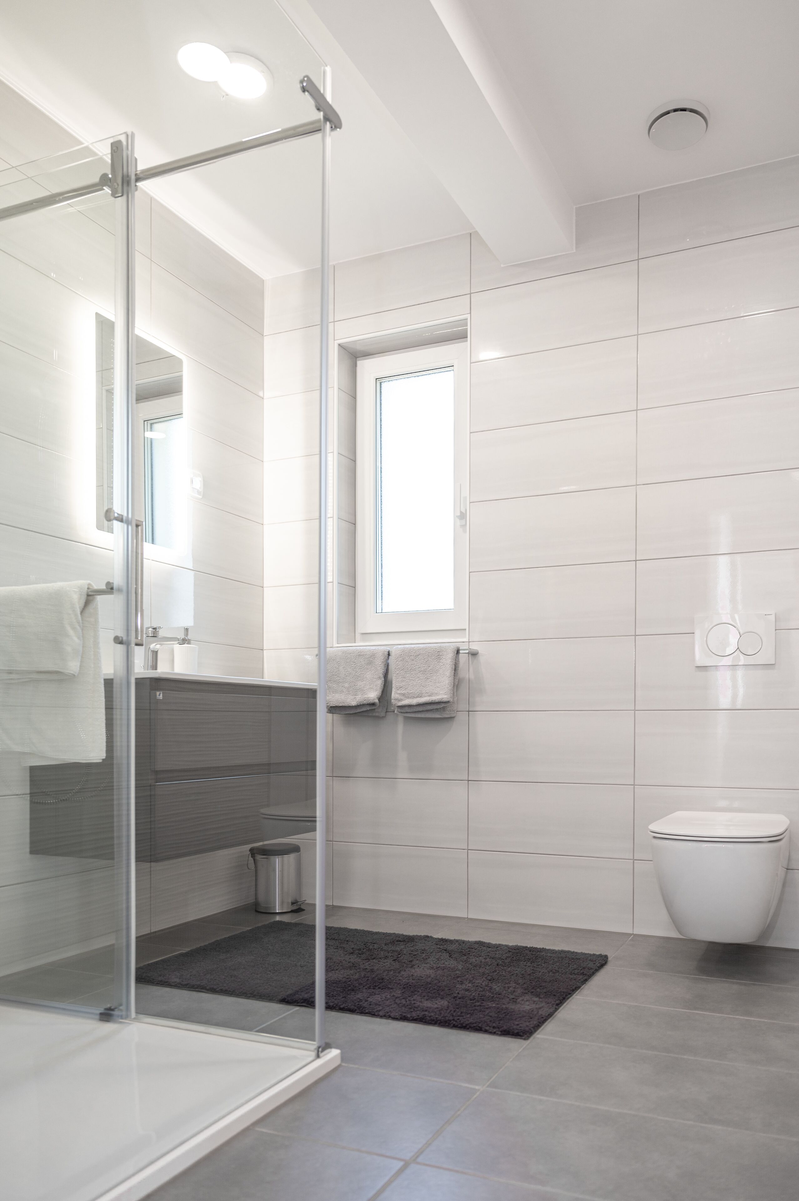 Appartamento Classic | Bagno | Doccia, soffione a pioggia, asciugacapelli, asciugamani