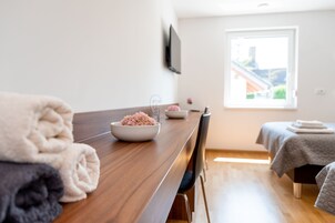 Ropa de cama de alta calidad y escritorio