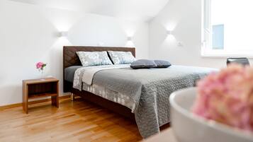 Ylelliset vuodevaatteet, työpöytä