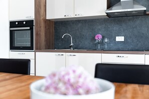 Classic-Apartment | Eigene Küche | Kühlschrank, Ofen, Kochgeschirr/Geschirr/Besteck, Gewürze