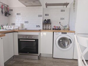 Micro-ondes, four, cafetière/bouilloire, grille-pain