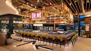 7 bares/lounges, 2 bares ao lado da piscina