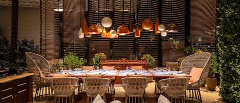 15 restaurants, breakfast, lunch, dinner served; American cuisine