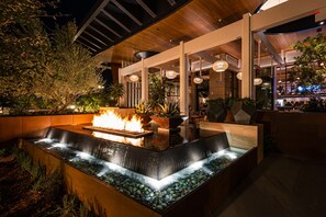 15 restaurants, breakfast, lunch, dinner served; American cuisine