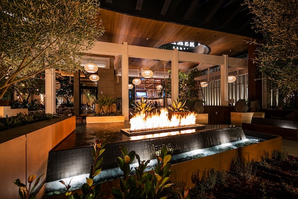 15 restaurants; breakfast, lunch, dinner and brunch served