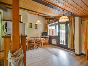 Dining - Apartment in Morzine - Sleeps 6, balcony & garage (Morzine)