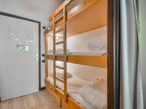 1 bedroom, bed sheets