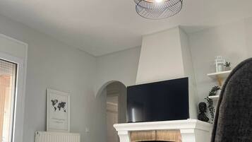 Smart TV, fireplace