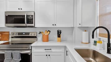Appartement Confort | Cuisine privée | Réfrigérateur, four à micro-ondes, un four, surface de cuisson