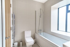 Bathtub, hair dryer, towels, shampoo - Bright 2 Bedroom Apartment in Central Manchester (Manchester)