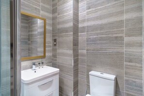 Bathtub, hair dryer, towels, shampoo