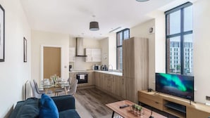 A modern apartment with a kitchen, dining area, and living room. - Bright 2 Bedroom Apartment in Central Manchester (Manchester)