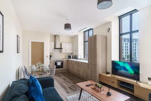 TV, offices - Bright 2 Bedroom Apartment in Central Manchester (Manchester)