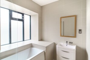 Badewanne, Haartrockner, Handtücher