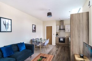 TV, offices - Bright 2 Bedroom Apartment in Central Manchester (Manchester)