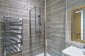 Bathtub, hair dryer, towels - Bright 2 Bedroom Apartment in Central Manchester (Manchester)