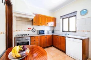 Fridge, microwave, oven, dishwasher - Villa Camila - Ideal location ten-min walk to Albufeira Marina (Albufeira)
