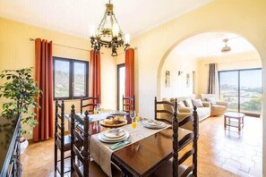 Dining - Villa Camila - Ideal location ten-min walk to Albufeira Marina (Albufeira)