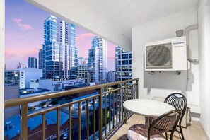 Outdoor dining - 708 Enchanting Urban Oasis 1BR+Balcony_CBD (Perth)