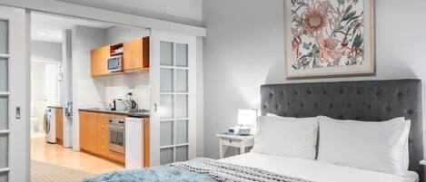 1 soverom, skrivebord, strykejern/-brett og reiseseng for barn