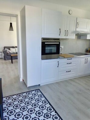 Kjøleskap, mikrobølgeovn, ovn og kokeplater