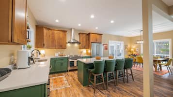 Jääkaappi, mikroaaltouuni, uuni, liesi