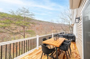 Outdoor dining - Luxe Lodge Designer Decorated Sleeps 16 Hot Tub Decks w/ Slope views (McGaheysville)
