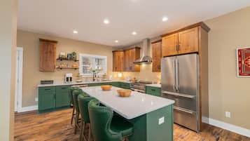 Kylskåp, mikrovågsugn, ugn och spishäll