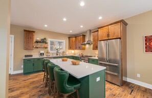 Fridge, microwave, oven, stovetop - Luxe Lodge Designer Decorated Sleeps 16 Hot Tub Decks w/ Slope views (McGaheysville)