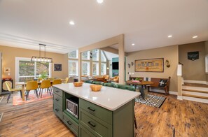 Dining - Luxe Lodge Designer Decorated Sleeps 16 Hot Tub Decks w/ Slope views (McGaheysville)