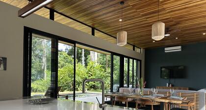 4 Suites. Ocean views. Near beaches. Dominicalito