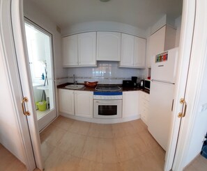 Fridge, microwave, oven, stovetop - Apartamento con Terraza y Vistas a la Isla de Benidorm (Benidorm)