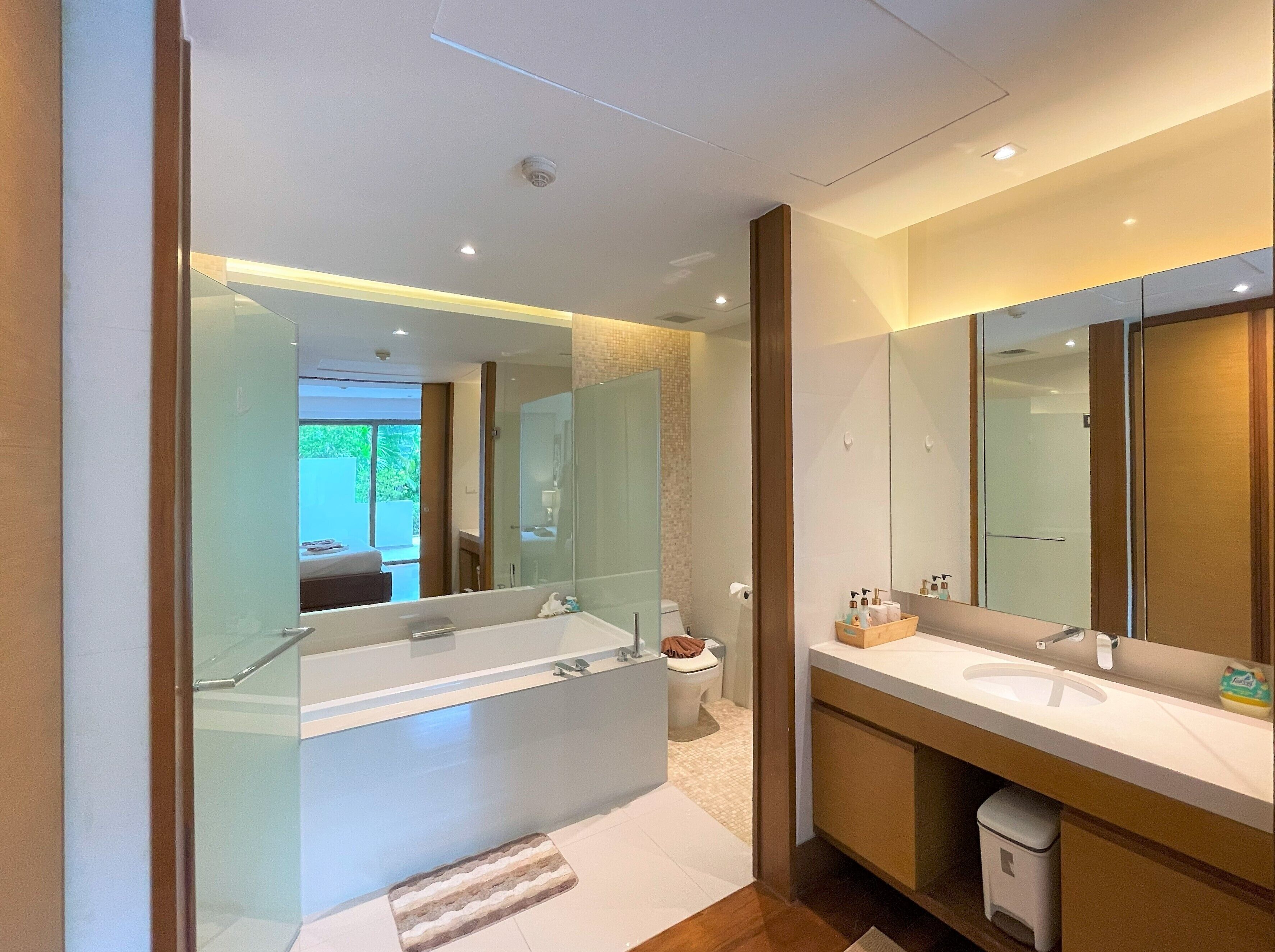 Deluxe Apartment, 2 Bedrooms, Garden View | Bathroom | Free toiletries, hair dryer, bidet, towels