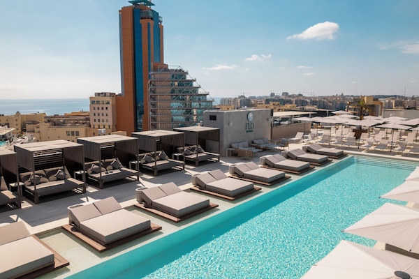 Piscina stagionale all'aperto, ombrelloni da piscina, lettini