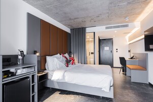Minibar, caja de seguridad en la habitación y escritorio 