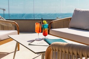 Kolam renang outdoor musiman, dengan payung kolam renang