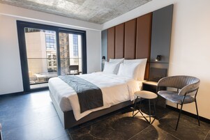 Minibar, cassaforte in camera, una scrivania, postazione laptop