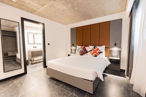 Standaard tweepersoonskamer, 1 tweepersoonsbed (Internal, no balcony) | Een minibar, een kluis op de kamer, een bureau, een laptopwerkplek