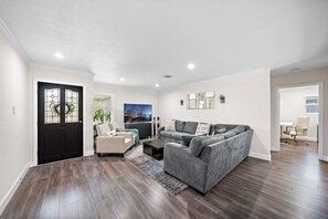 Smart TV, offices - Pool Stay Near DT, Heights | WiFi Games | Yard BBQ (Houston)