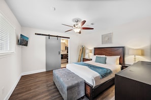 3 bedrooms, desk, iron/ironing board, free WiFi