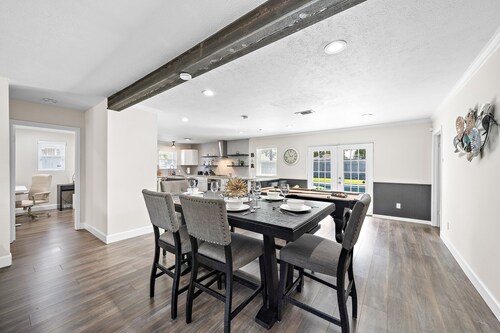 Pool Stay Near DT, Heights | WiFi Games | Yard BBQ