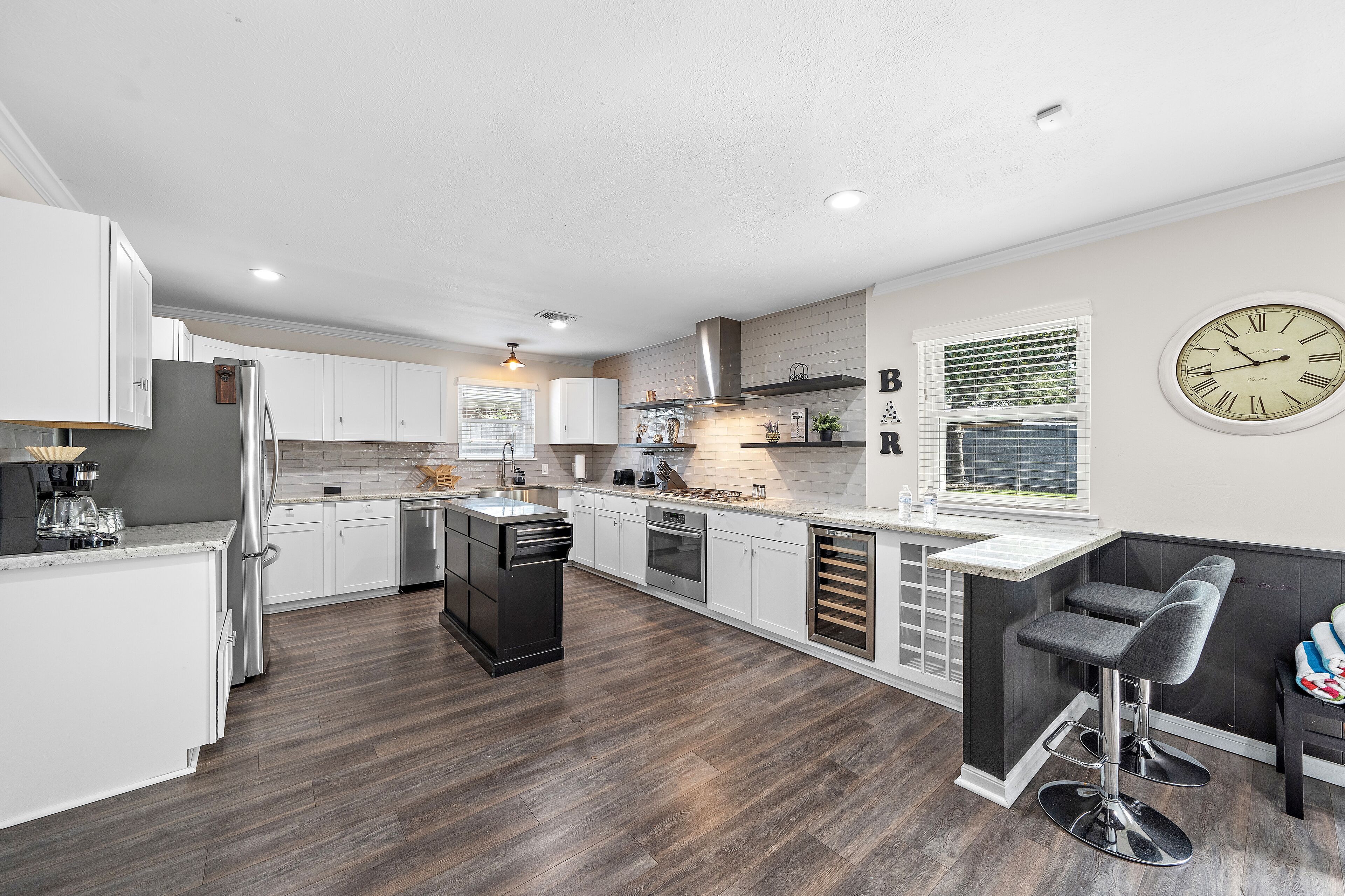 Kylskåp, mikrovågsugn, ugn och spishäll