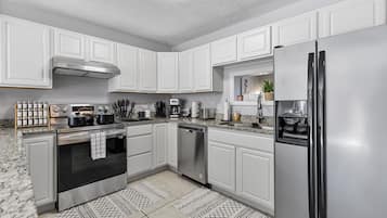 Refrigerador, microondas, horno, placa de cocina
