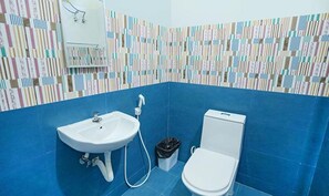 Quarto luxo | Banheiro | Chuveiro, chuveiro com efeito de chuva, produtos de toalete grátis
