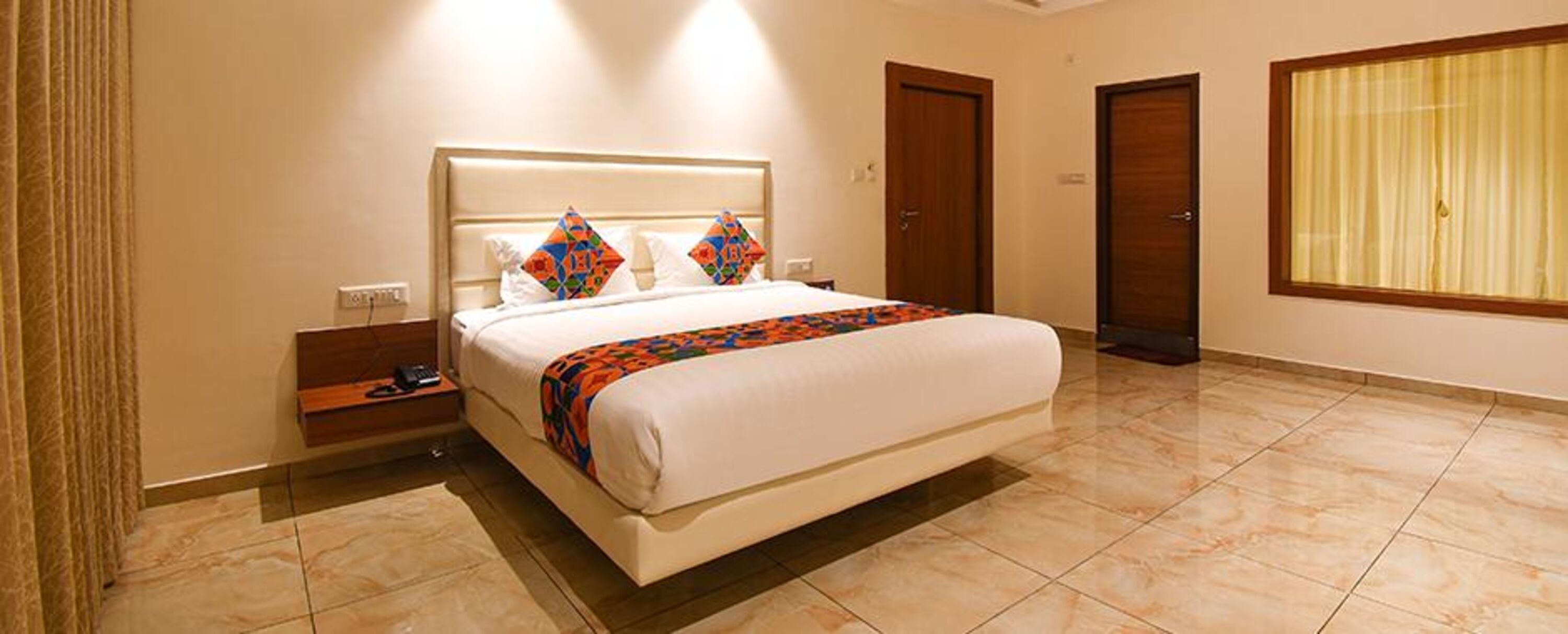 Egyptian cotton sheets, premium bedding, in-room safe, free WiFi