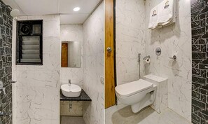 Shower, rainfall showerhead, free toiletries, towels - Fabhotel Ch Homes & Suites (Pune)