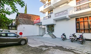 Parking - Fabhotel Cp Palace (Dehradun)